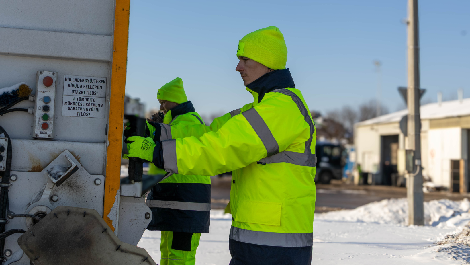 Kukásautó kukásokkal